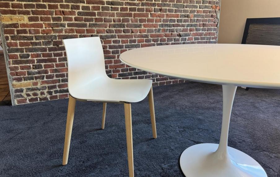 Arper CATIFA 46 stoel met houten poten & kunststof zit