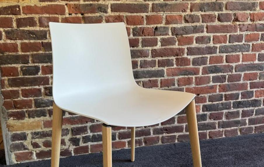 Arper CATIFA 46 stoel met houten poten & kunststof zit