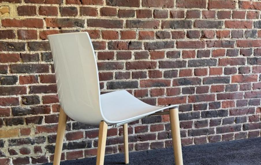 Arper CATIFA 46 stoel met houten poten & kunststof zit