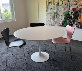 saarinen round dining table KNOLL